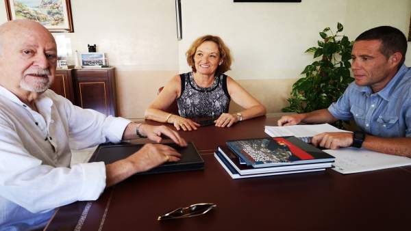 La presidenta de la APA se reúne con asociaciones vecinales La presidenta de la APA se reúne con asociaciones vecinales