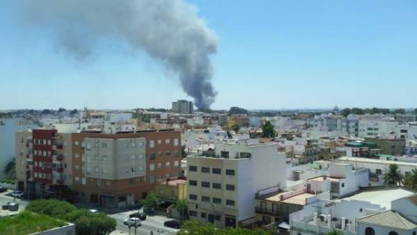 Incendio en una chatarrería de Dos Hermanas Incendio en una chatarrería de Dos Hermanas