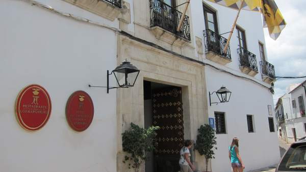 Dos turistas salen de un hotel en Córdoba Dos turistas salen de un hotel en Córdoba