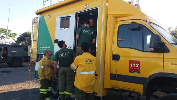 Efectivos trabajan en el incendio junto a Doñana Efectivos trabajan en el incendio junto a Doñana