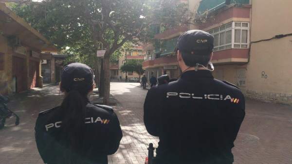 Dos agentes en Alicante Dos agentes en Alicante