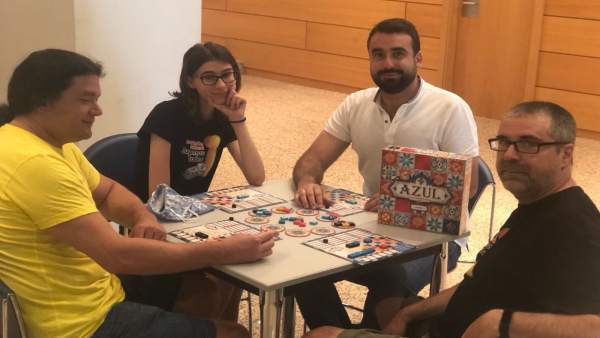 Mayoral (centro) participa en uno de los juegos Mayoral (centro) participa en uno de los juegos