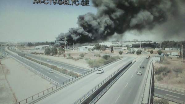 Incendio en una chatarrería de Dos Hermanas Incendio en una chatarrería de Dos Hermanas