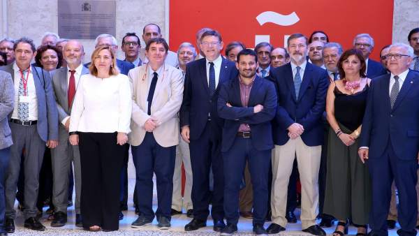 Ximo Puig en el centro, entre García Montero y Vicent Marzà Ximo Puig en el centro, entre García Montero y Vicent Marzà