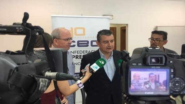 Antonio Sanz, atiende a la prensa en Cádiz Antonio Sanz, atiende a la prensa en Cádiz