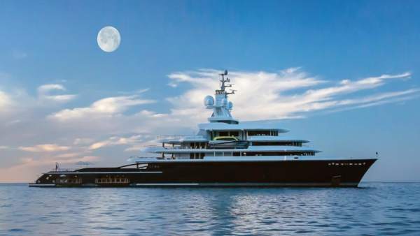 Megayate luna lujo yate barco buque avituallamiento puerto málaga Megayate luna lujo yate barco buque avituallamiento puerto málaga