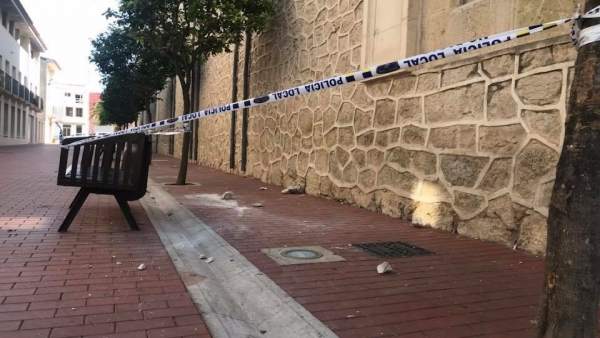 Varios de los cascotes que se han precipitado durante el temblor en la iglesia Varios de los cascotes que se han precipitado durante el temblor en la iglesia