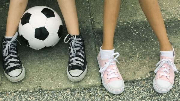 Dos niñas con un balón de fútbol. Dos niñas con un balón de fútbol.