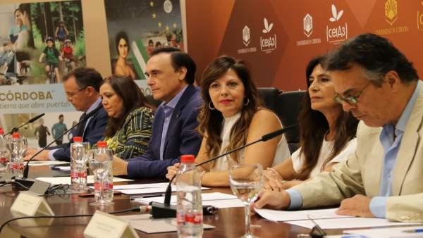 Autoridades durante la presentación del proyecto Autoridades durante la presentación del proyecto