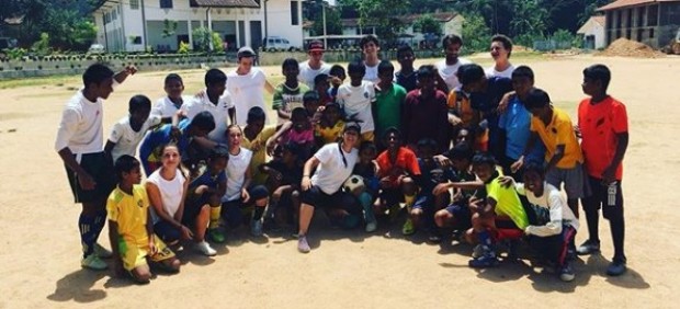 Grupo de voluntarios de la organización 'Yes we help' en Sri Lanka.