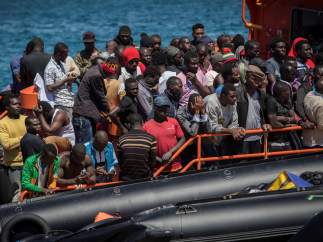 Inmigrantes rescatados en el Estrecho de Gibraltar aguardando en el puerto de Tarifa (Cádiz).
