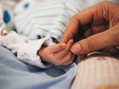 Imagen de un bebé y su madre