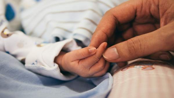 Imagen de un bebé y su madre Imagen de un bebé y su madre