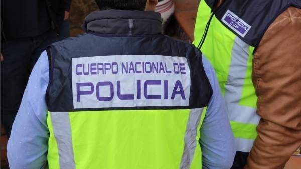 Un agente de la Policía Nacional Un agente de la Policía Nacional