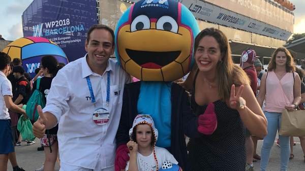 Carla, de seis años, ha cautivado al mundo del waterpolo Carla, de seis años, ha cautivado al mundo del waterpolo