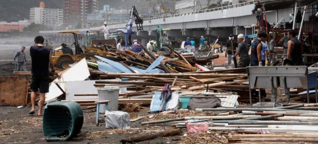 Los servicios de emergencias japoneses intentan reconstruir los destrozos del tifón Jongdari a su paso por el país