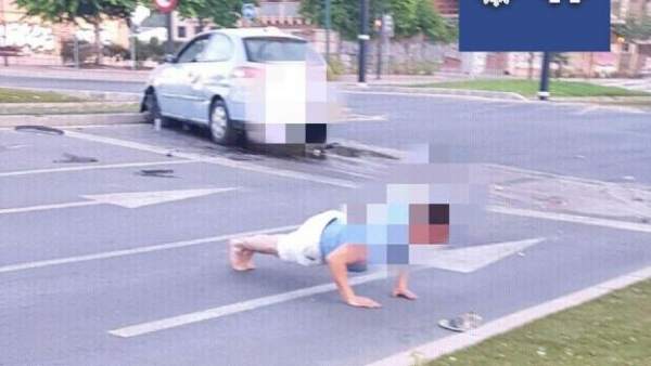 El conductor del vehículo que ha intentado rebajar su tasa de alcoholemia haciendo flexiones El conductor del vehículo que ha intentado rebajar su tasa de alcoholemia haciendo flexiones