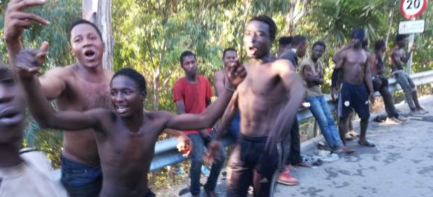 Migrantes subsaharianos en Ceuta tras saltar la valla.