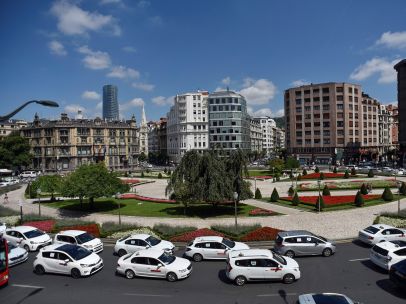 Taxis de Bilbao, que también se han sumado a la huelga convocada por la Asociación Nacional del Taxi.