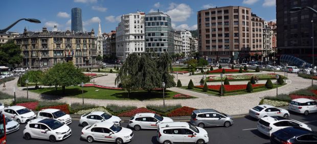 Taxis de Bilbao, que también se han sumado a la huelga convocada por la Asociación Nacional del Taxi.
