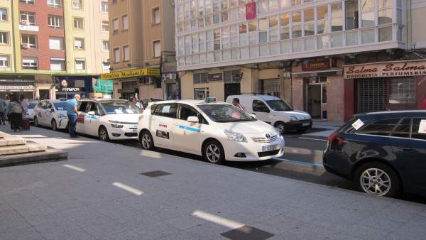 Taxis en la parada de la estación de autobuses de Santander Taxis en la parada de la estación de autobuses de Santander