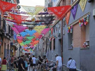 Calle del centro engalanada