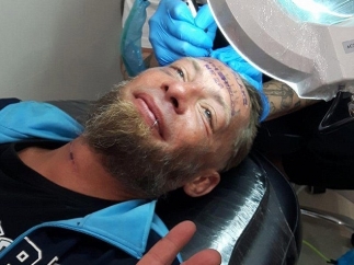 Tatuaje en la frente