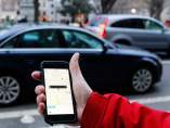 Un usuario utiliza la aplicación de Uber para teléfono móvil.