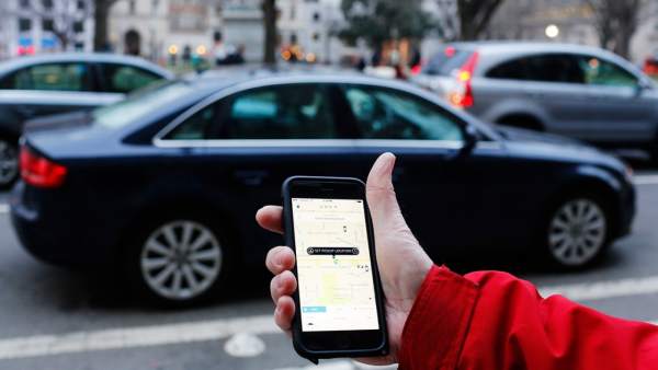 Un usuario utiliza la aplicación de Uber para teléfono móvil. Un usuario utiliza la aplicación de Uber para teléfono móvil.