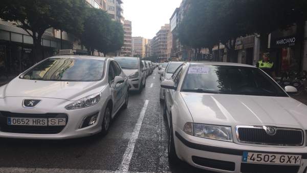 Els taxistes mantenen tancat al trànsit el carrer Colón per tercer dia Els taxistes mantenen tancat al trànsit el carrer Colón per tercer dia