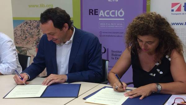 Los consellers Marc Pons y Pilar Costa firman un convenio Los consellers Marc Pons y Pilar Costa firman un convenio