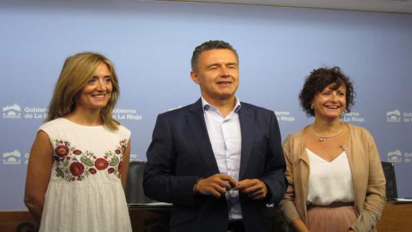 Escobar junto con las directoras. Escobar junto con las directoras.