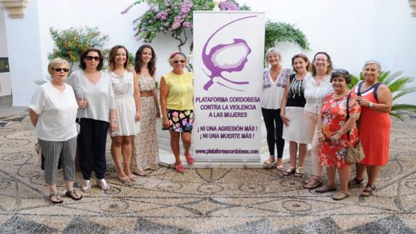 La Diputación suscribe el convenio con la Plataforma contra Violencia a Mujeres La Diputación suscribe el convenio con la Plataforma contra Violencia a Mujeres