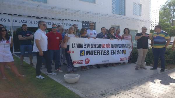 Concentración organizada por UGT y CCOO en Albacete Concentración organizada por UGT y CCOO en Albacete