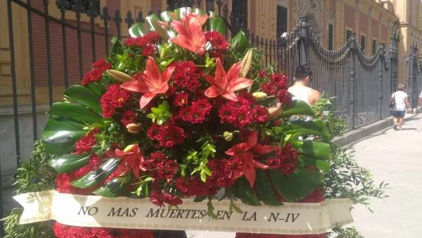 Corona de flores del Ayuntamiento de Los Palacios en el Palacio San Telmo Corona de flores del Ayuntamiento de Los Palacios en el Palacio San Telmo