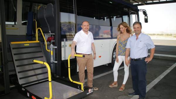 El delegado de la Junta Antonio Martínez junto a uno de los nuevos vehículos El delegado de la Junta Antonio Martínez junto a uno de los nuevos vehículos