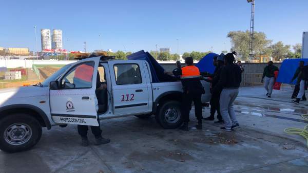 Protección Civil en Los Barrios atiende a migrantes Protección Civil en Los Barrios atiende a migrantes