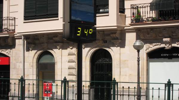 Un Termómetro Marca Calor En Bilbao Un Termómetro Marca Calor En Bilbao