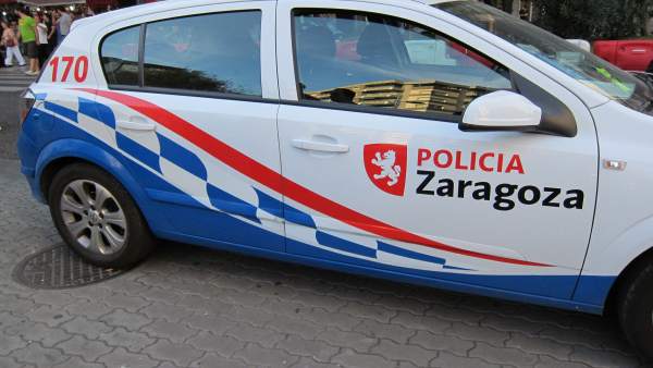 Vehículo De La Policía Local De Zaragoza Vehículo De La Policía Local De Zaragoza