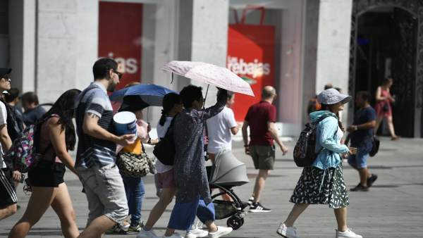 Recursos de calor, verano, sol, buen tiempo, mujer con paraguas Recursos de calor, verano, sol, buen tiempo, mujer con paraguas