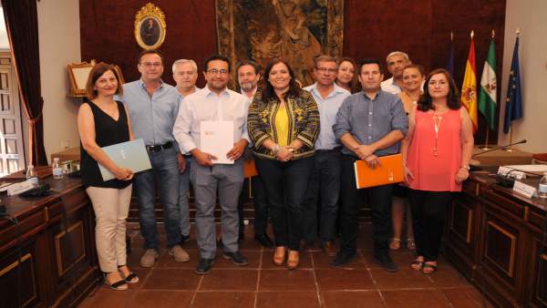 Ana Carrillo en la entrega de los convenios de colaboración Ana Carrillo en la entrega de los convenios de colaboración