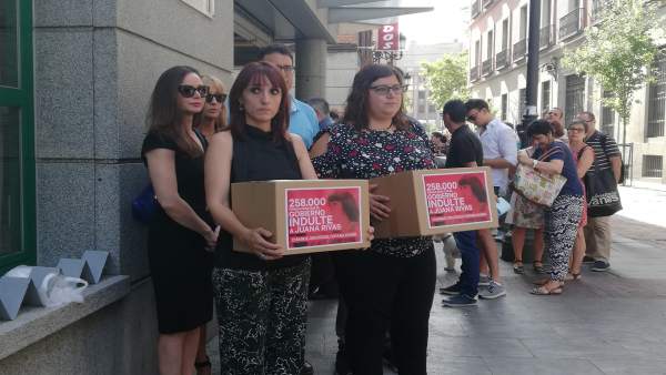 Marina Marroquí y Nuria Coronado, de AIVIG, pidiendo el indulto de Juana Rivas Marina Marroquí y Nuria Coronado, de AIVIG, pidiendo el indulto de Juana Rivas