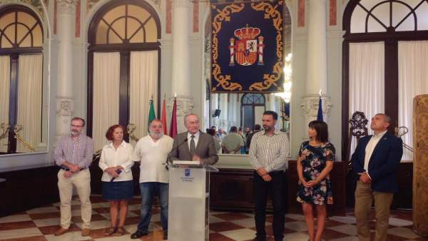 Alcalde de Málaga recibe a los niños saharauis que pasan el verano en Málaga Alcalde de Málaga recibe a los niños saharauis que pasan el verano en Málaga
