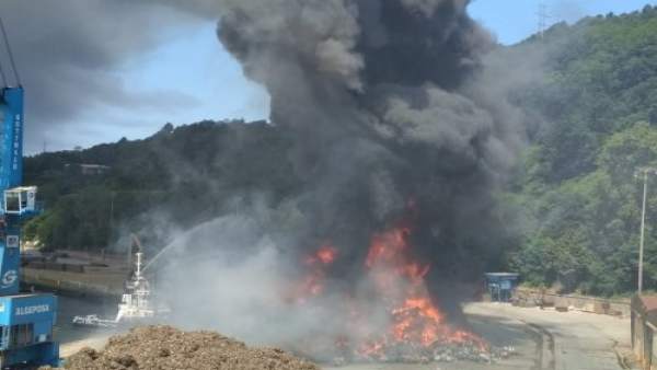 Incendio de chatarra en el puerto de Pasaia. Incendio de chatarra en el puerto de Pasaia.