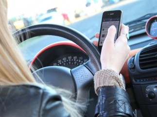 Mujer al volante con el móvil