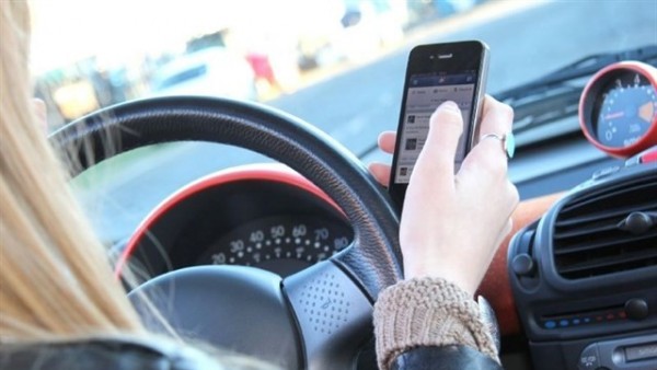 Con el móvil al volante Con el móvil al volante