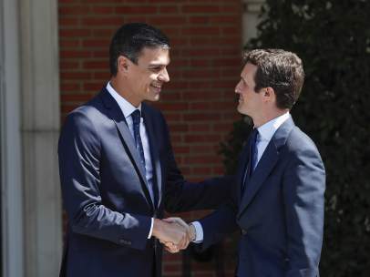 Pedro Sánchez y Pablo Casado, durante su reunión en La Moncloa