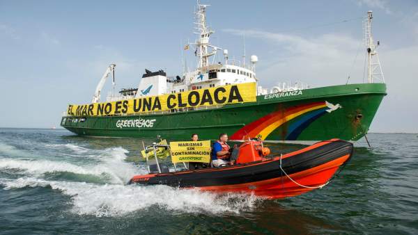 Buque Esperanza de Geenpeace en la costa de Huelva. Buque Esperanza de Geenpeace en la costa de Huelva.