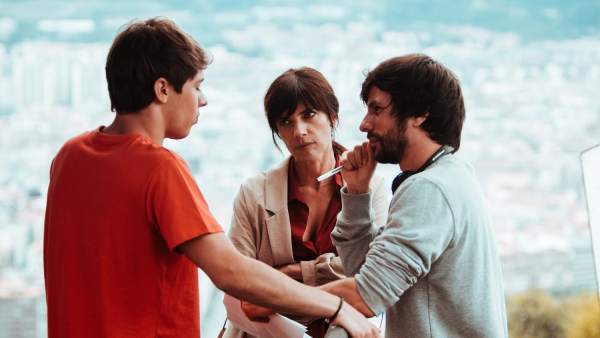 Maribel Verdú, entre Germán Alcarazu y Mikel Rueda, en el rodaje de 'El doble más 15'. Maribel Verdú, entre Germán Alcarazu y Mikel Rueda, en el rodaje de 'El doble más 15'.