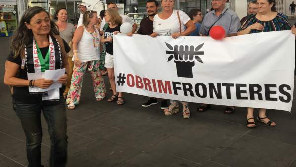 La activista Emilia Nacher es recibida en la estación de tren en València La activista Emilia Nacher es recibida en la estación de tren en València